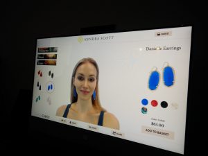 Digital signage in retail: Virtual mirrors